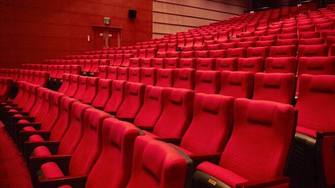「えっ、持ち込み禁止だけど？」34歳女性、映画館に“ペットボトルとお菓子”持参のママ友に唖然…「だって高いじゃん」で感じた“常識の違い”