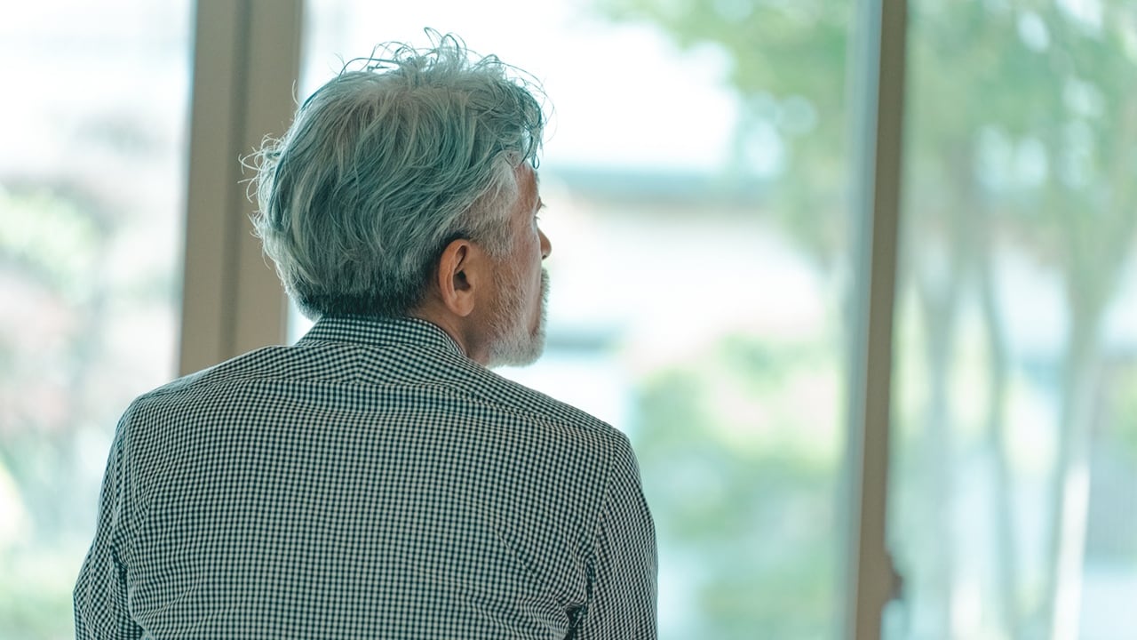 キャッシュで買った「郊外の庭付き戸建て」へ転居した年金月20万円・退職金2,100万円の70代夫婦…真冬、帰省した息子がリビングで目にした「直視できない惨状」