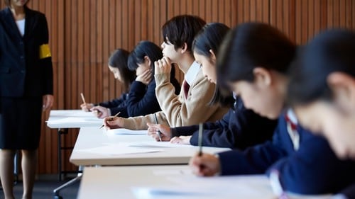 灘高は半分より下の成績でも東大生か京大生になれるという。(※写真はイメージです/PIXTA)