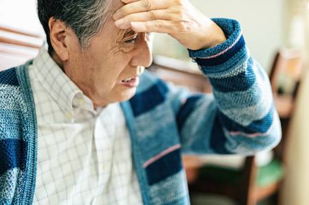 もう首がまわらない…（※画像はイメージです／PIXTA）