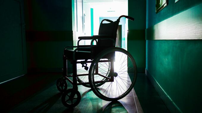 頭部や腹部を殴打・髪を引っ張っての移動も…利用者への虐待を繰り返す「悪徳介護施設」。行政処分を受けても平然と復活してしまう理由