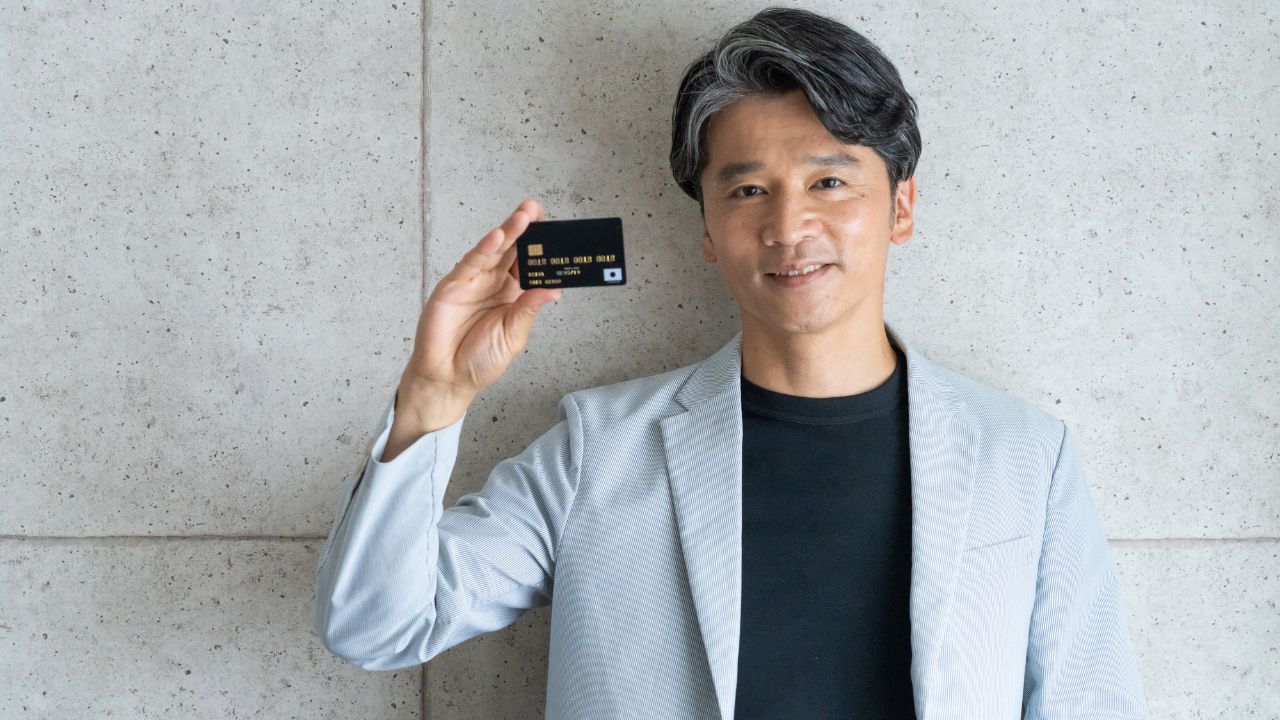  「ついに俺も選ばれたか…」ポストに届いた“漆黒の封筒”に震えた52歳夫…年収1,600万円・タワマン暮らしの末に見た「預金残高30万円」の絶望