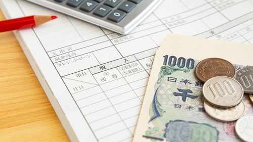 毎月の不足分を補うのが老後資金の大きな役割だという。(※写真はイメージです/PIXTA)