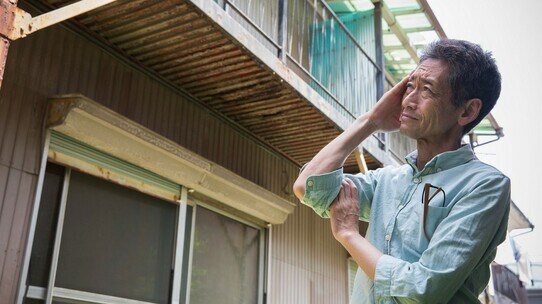 家賃の不払いが続く入居者…玄関のドアに「張り紙」は許される?【弁護士が解説】