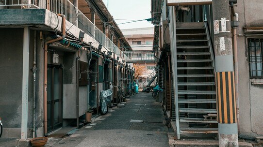 退去をめぐって裁判沙汰に…築40年のアパートに住む「81歳独居老人」の末路【弁護士が事例解説】