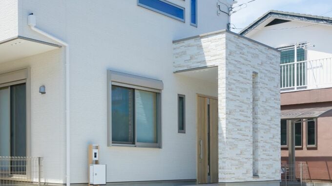 「知られなくなかったんです、誰にも…」年金月27万円・資産3,200万円の68歳夫婦、大きな窓の白い家で隠し続けた“秘密”
