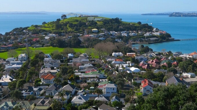 NZ不動産、2025年6月「一般居住物件価格」は概ね下落も、オークランドは好調【現地バイヤーが解説】