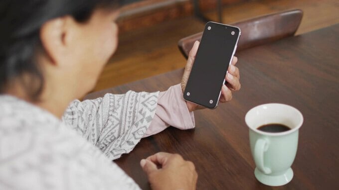 「もう頼らないでください」息子からの一文…。〈年金月19万円〉70代夫婦、静まり返った食卓で向き合った現実