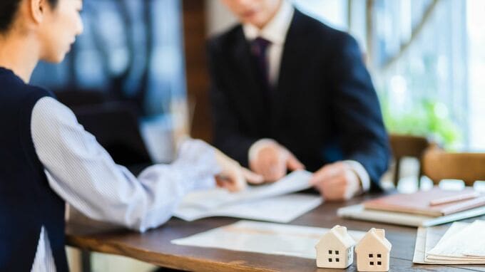 70代父が遺した〈駅前一等地のアパート〉。相続した30代娘が不動産業者から告げられた「とても高値では売れません」…その理由【弁護士が解説】