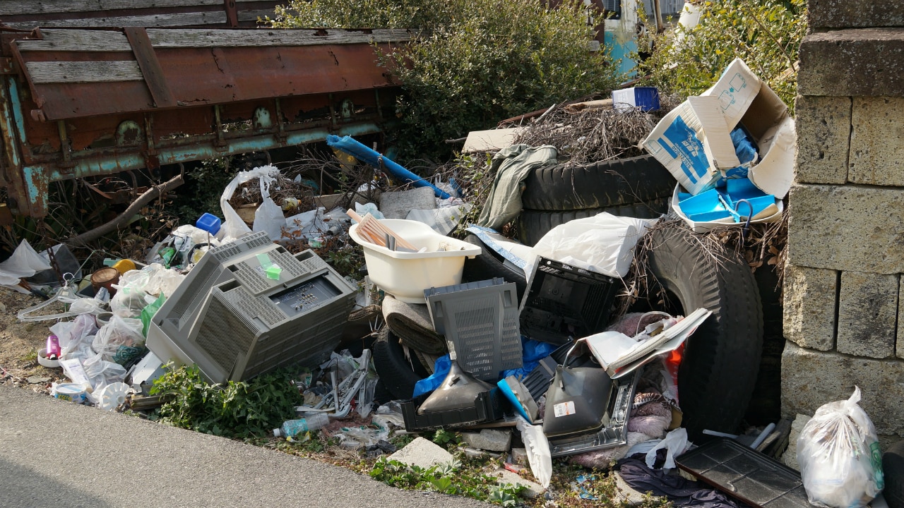 隣の空き地からあふれる不法投棄物・・・損害賠償請求は可能か?