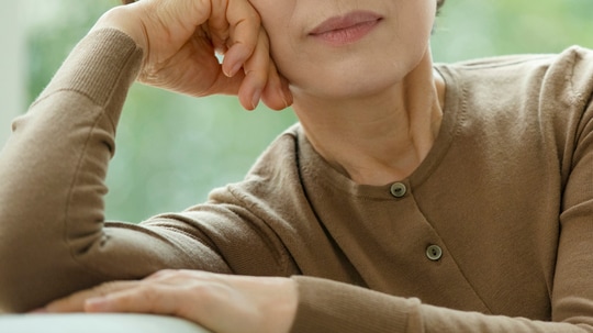 体調が悪いと、自然な笑顔はなくなってしまうもの （画像はイメージです／PIXTA）