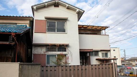 細々と働く独身50歳女性、両親との突然の別れで人生の岐路に…せっかく相続した不動産「活用するにもお金がかかる」切実事情