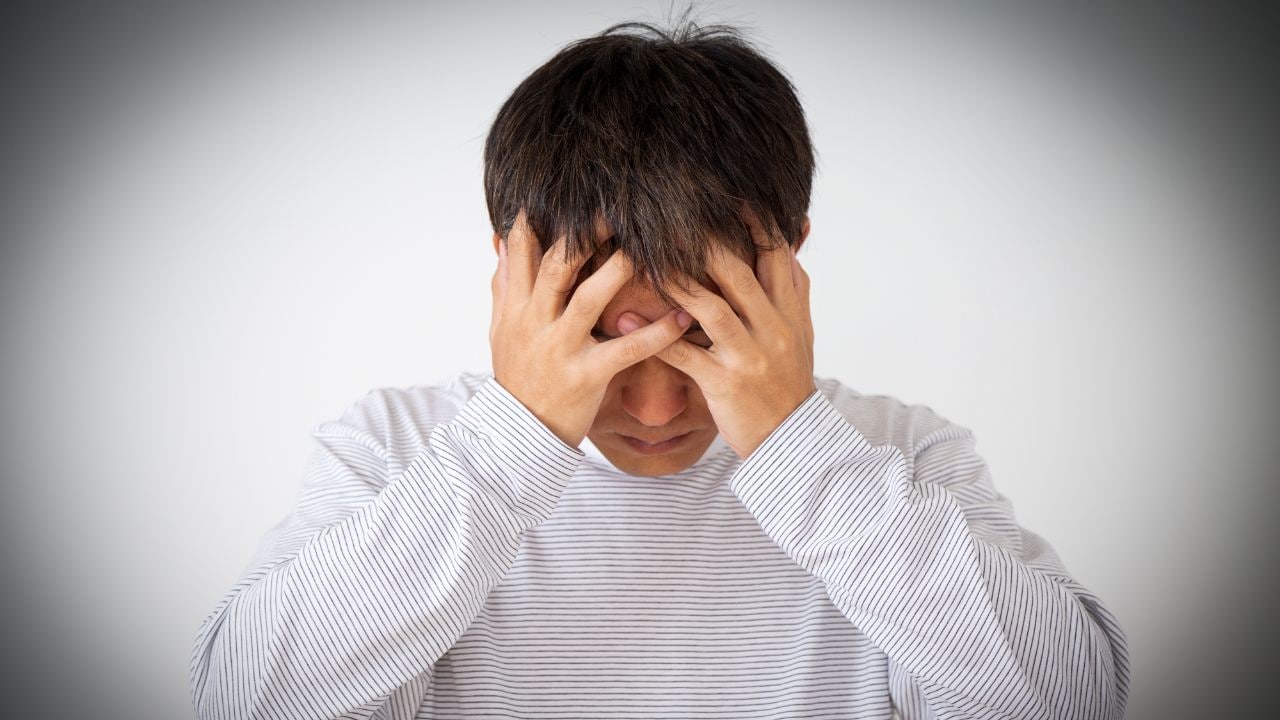 ロレックスを売っても足りない…〈手取り月22万円〉51歳男性、父の死後に「保証人請求」で生活崩壊。自己破産が頭をかすめる現実