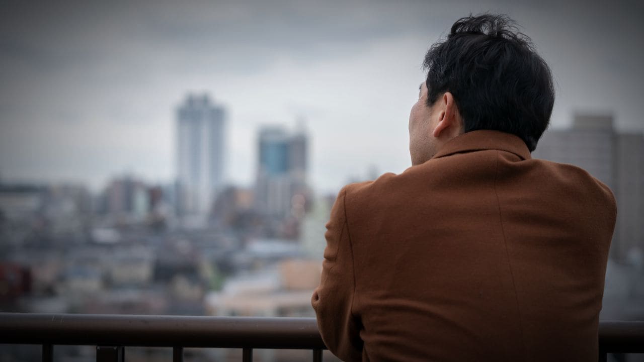 悔やんでます…〈退職金2,200万円・貯金1,800万円・年金月25万円〉健康診断はすべてA判定の71歳夫の大誤算。貯蓄は加速度的に減り、妻は施設へ。1人アパートで震える