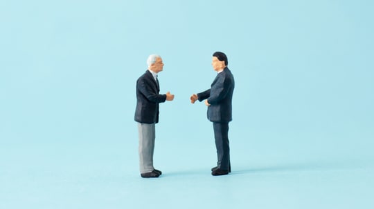 観光業や外食などのM&Aが増える？ （画像はイメージです／PIXTA）