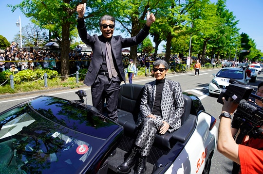 パレードで歓声を浴びたタカ＆ユージを演じた舘ひろしさん（左）と柴田恭兵さん