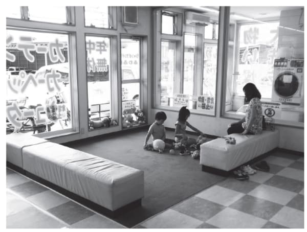 小さな子どもは洗濯が終わるのをじっと待っていられない。しかしキッ
ズスペースがあれば、待ち時間に退屈して大騒ぎする心配がない