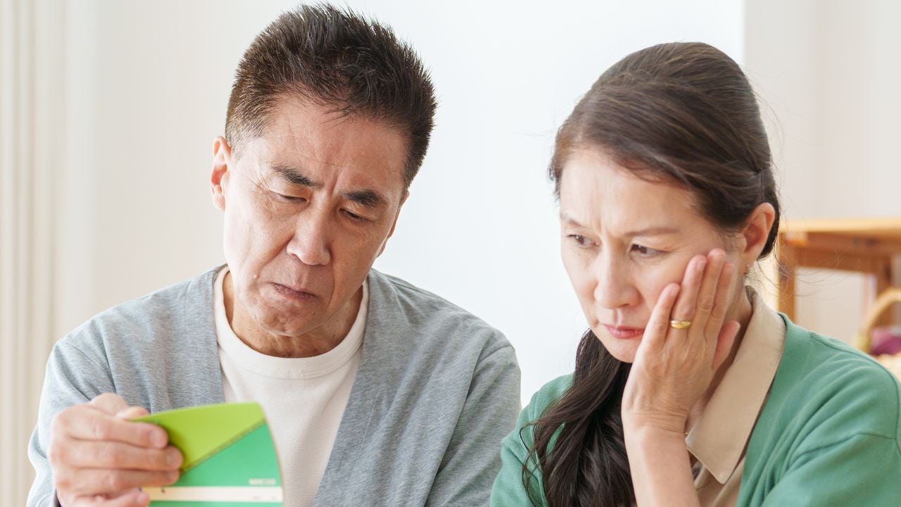 はっ!? 本気で言ってるの？ 預金通帳に違和感を覚えた65歳妻「今月、少ないよね…」年金事務所職員に告げられた「まさかの真実」