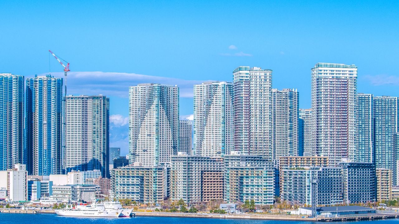 〈世帯年収1,580万円〉都心タワマン暮らしの40代パワーカップル。煌びやかなエントランスを抜けた先に向かう激安スーパー「1円でも安く」のリアル