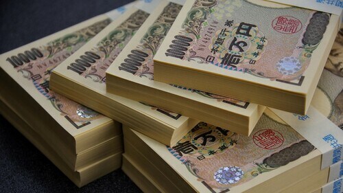 芸能界でもお金の話はタブーだった？（※画像はイメージです／PIXTA）