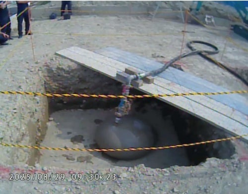  道路陥没用ゴム球体に流動化処理土を注入している写真