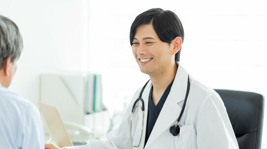 医師はどのタイミングでパートナーを探し、結婚を決めるのか?