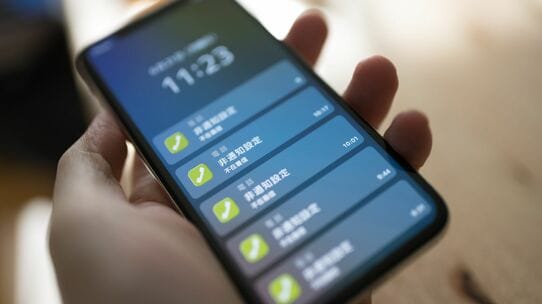 銀婚式の夜、電話1本で「1億円」を掴み人生の勝者へ…早期退職した50歳課長、翌年待っていたのは「不安で不眠、常にスマホにかじりつく」絶望の日々【IFAが解説】