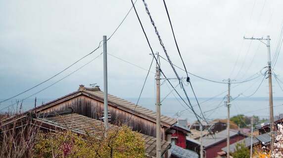 年金月21万円・退職金2,000万円の70歳夫婦が「海辺の一軒家」へ移住…半年後、訪ねた娘が目にした〈思わぬ変化〉