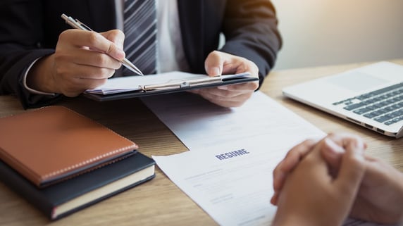 中小企業＜評価基準＞のブラックボックス化が“人離れ”の要因か。社員が定着→成長する「人事制度」3つのポイント【経営・人事コンサルタントが解説】