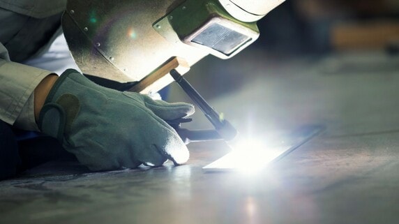 日本の労働生産性「主要先進7ヵ国」最下位、約55年間キープ。考えられる、いくつかの要因【専門家が解説】