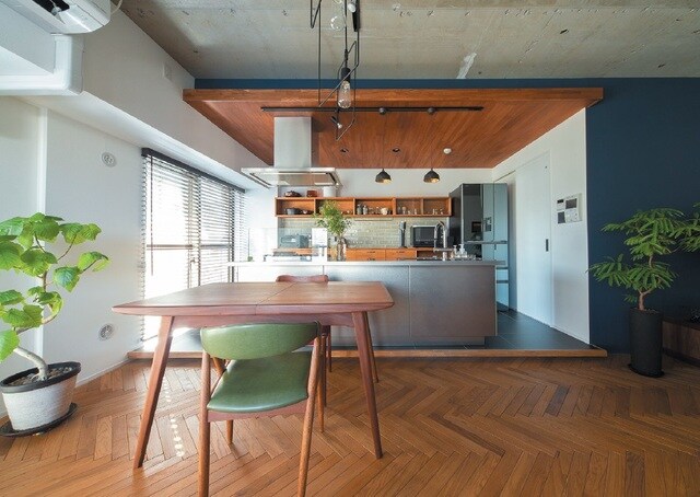 床を上げて天井を下げることで、グッと空間が収まる。