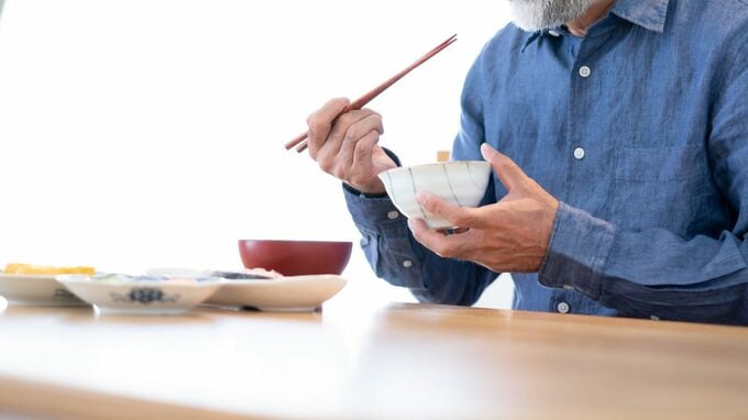 「家族を養ってきた俺が、なぜ…」60歳元会社員、定年翌日にひとり味わった侘しすぎる夕食