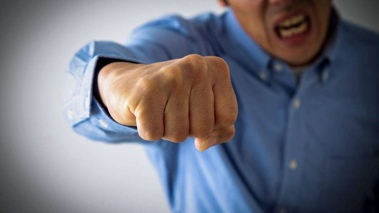 「コソコソするな!」やはり遺産が欲しい兄に、弟、怒りの鉄拳