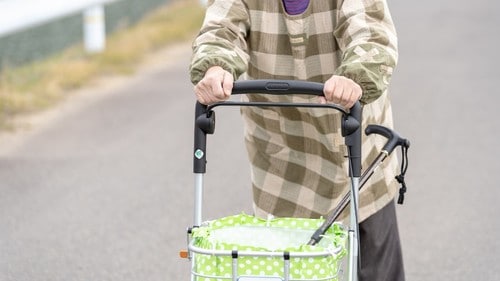 90代母は年相応に膝が悪いが、おしゃれをして、杖がわりのガラガラをひきながら、何食わぬ顔をして外出するという。(※写真はイメージです/PIXTA)