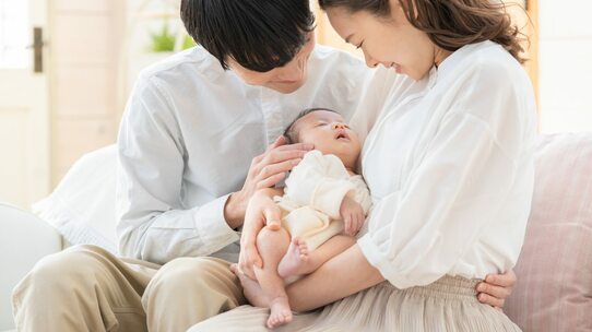 「保育園落ちた」「日本死ね」から6年…待機児童数は約8割減少も、諸手を挙げて喜べないワケ