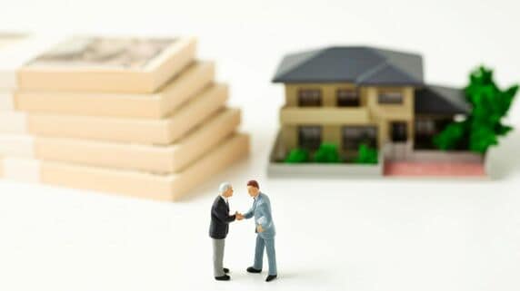 公務員は「住宅ローン審査」で有利になる？借入限度額の目安と利用できる住宅ローンの種類【AFPが解説】