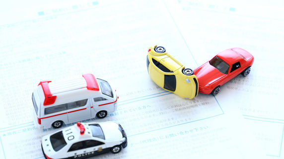 高齢者の高額な自動車保険料を抑える方法
