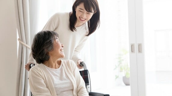 親が倒れたとき、延命処置はする？本人の事前同意は？介護が必要になる前に＜家族で話し合うべきこと＞【在宅医療に携わる医師の助言】