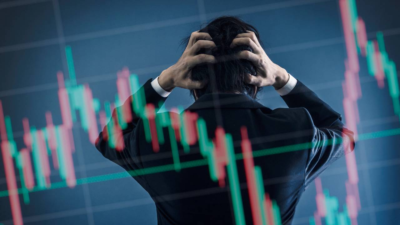 【株価暴落の恐怖】周到な投機家・呆然の投資初心者…過酷な状況を乗り切る方法は？