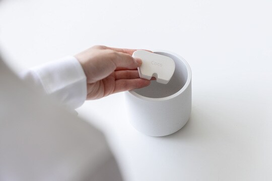 お骨壺の中にいれることで、湿気やカビの心配を減らす一助に。お名前刻印も可能。写真の例は「COCO」