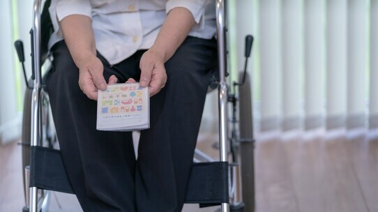 ベッドに縛られ…「薬をもらえない」認知症になった独居老人の末路