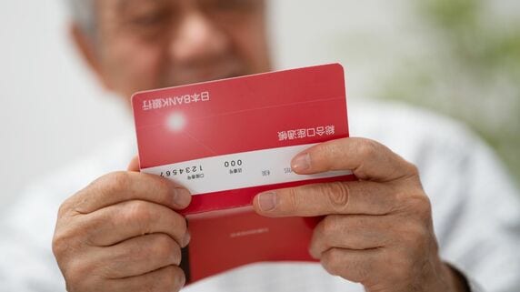 「どうなってるんだ…」大企業部長〈貯蓄6,000万円〉〈年金月35万円〉で余裕の老後も、10年後に露呈した「異様な通帳残高」【CFPが解説】 