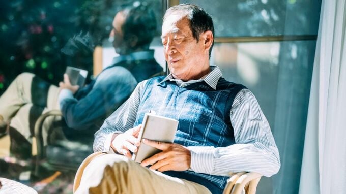 年金繰下げなんて冗談じゃないよ…縁側でくつろぐ62歳元会社員が苦笑。〈年45万円の減少〉でも早期受給を決断した「納得の理由」