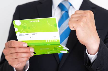 思わずガッツポーズなんて、してみたい（※画像はイメージです／PIXTA）