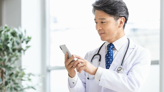 PHSサービス終了…院内連絡手段の「スマホ」移行、成否をわける3つのポイント【医師が解説】