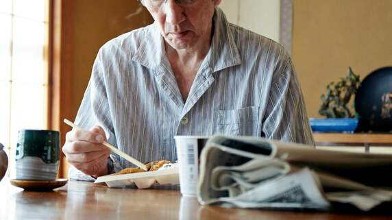 「そろそろ言わなきゃな…」85歳父が差し出した“1枚の紙”に、凍りついた帰省中の息子――〈通帳から消えた1,000万円〉の真相