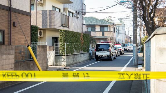 父は死去、母は施設へ…ビル一棟を相続した「50代・働いた経験ゼロ」のお坊ちゃん、人生初の一人暮らしで起きた悲劇。“切ない孤独死”を告げたパトカーのサイレン