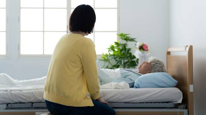 自分のケアには手が回りません…50代女性会社員、心の内をポツリ。在宅介護をする就労世代の9割以上が「心身の負担」を感じている厳しい現実
