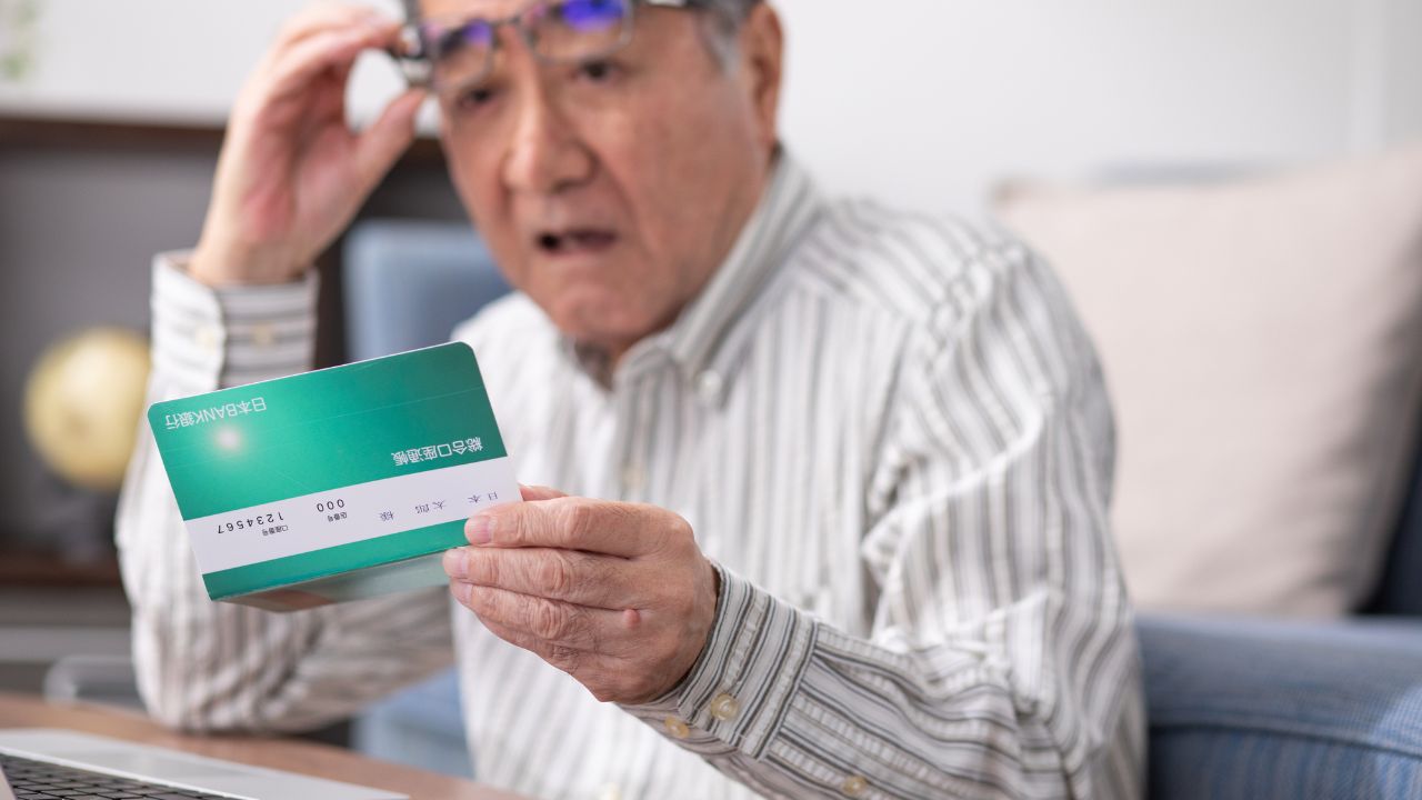 「じぃじ、次はいつハワイ行く？」〈退職金2,500万円〉〈年金月25万円想定〉初孫のおねだりに応え続けた64歳祖父、預金残高「1,850,300円」の衝撃