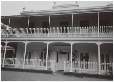 コモハウスの中には広い舞踏室がある